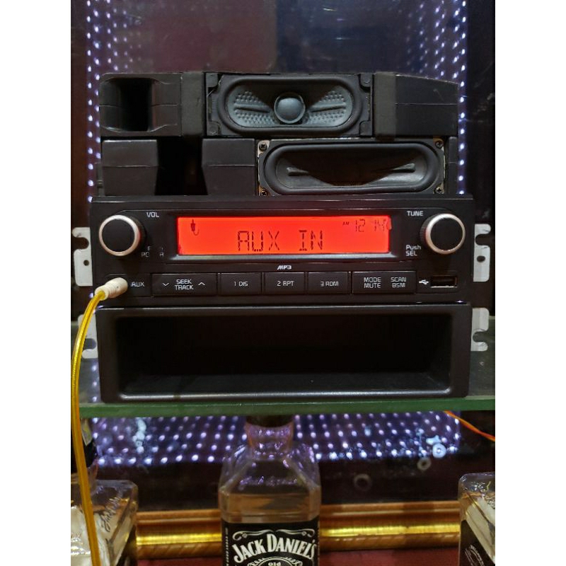 Máy phát nhạc liền Amply xe KIA và xe HYUNDAI. Tính năng USB,AUX,RADIO Loại 1 din thông dụng giành cho các loại xe.