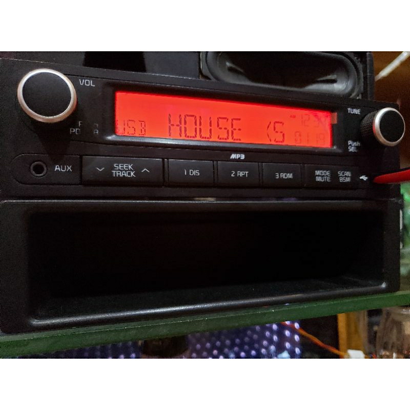 Máy phát nhạc liền Amply xe KIA và xe HYUNDAI. Tính năng USB,AUX,RADIO Loại 1 din thông dụng giành cho các loại xe.