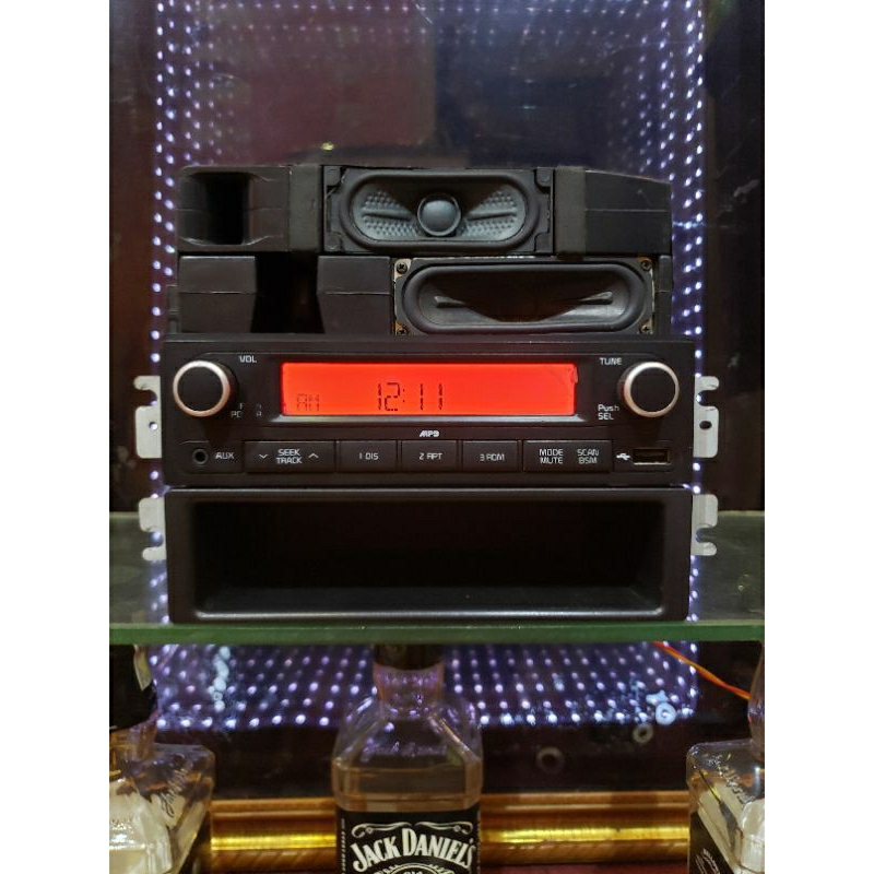 Máy phát nhạc liền Amply xe KIA và xe HYUNDAI. Tính năng USB,AUX,RADIO Loại 1 din thông dụng giành cho các loại xe.