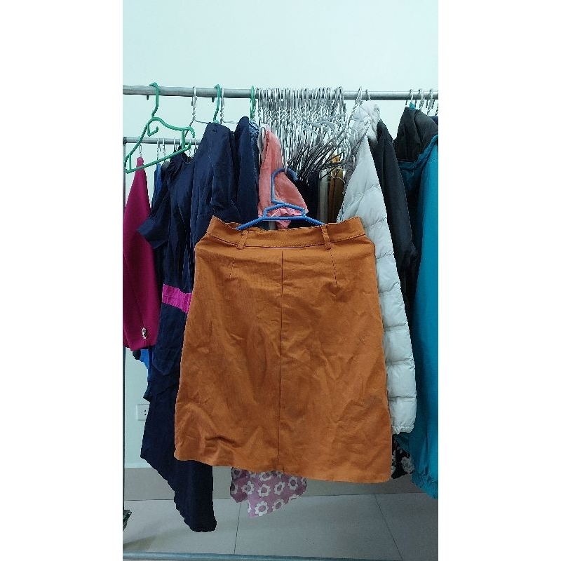 Chân váy nữ màu cam size S eo 66-70cm.