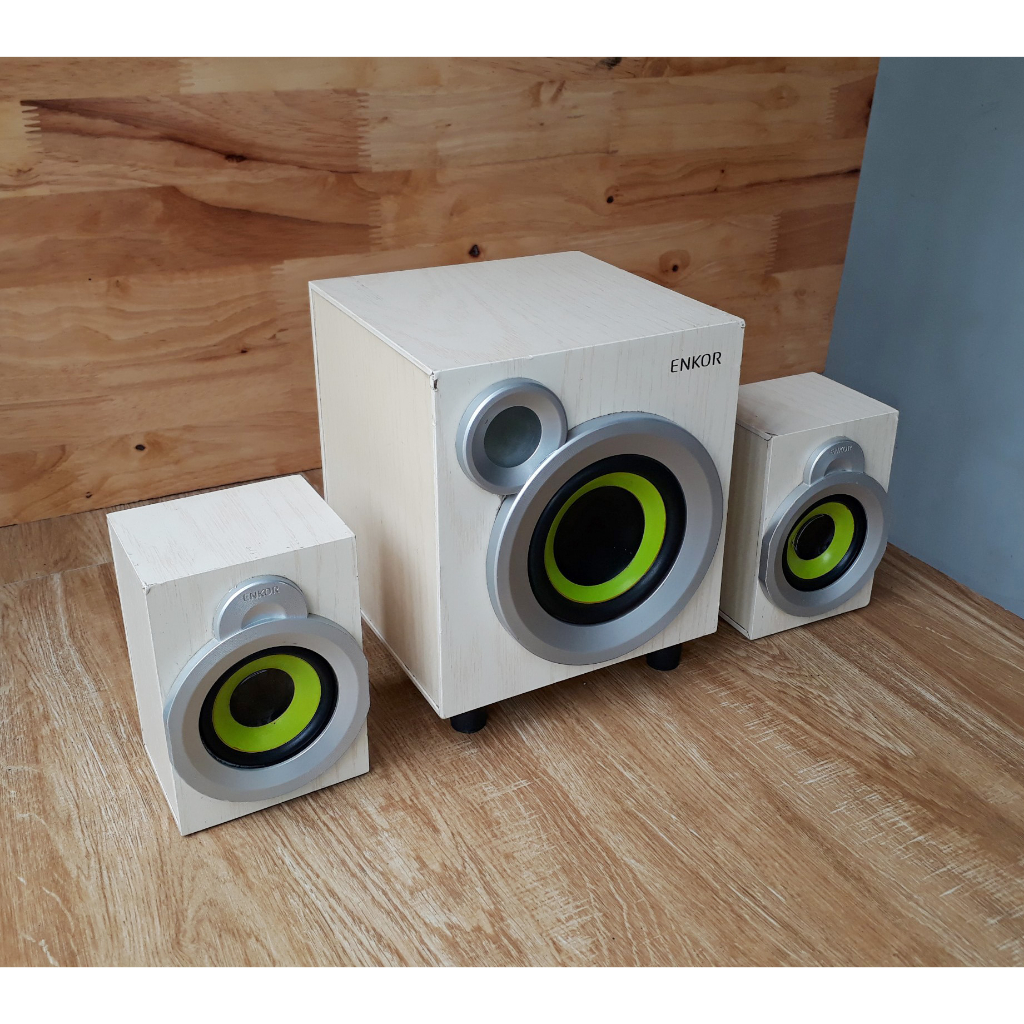 Loa vi tính ENKOR E300PLUS 2.1  Công suất 20W màu trắng trang nhã