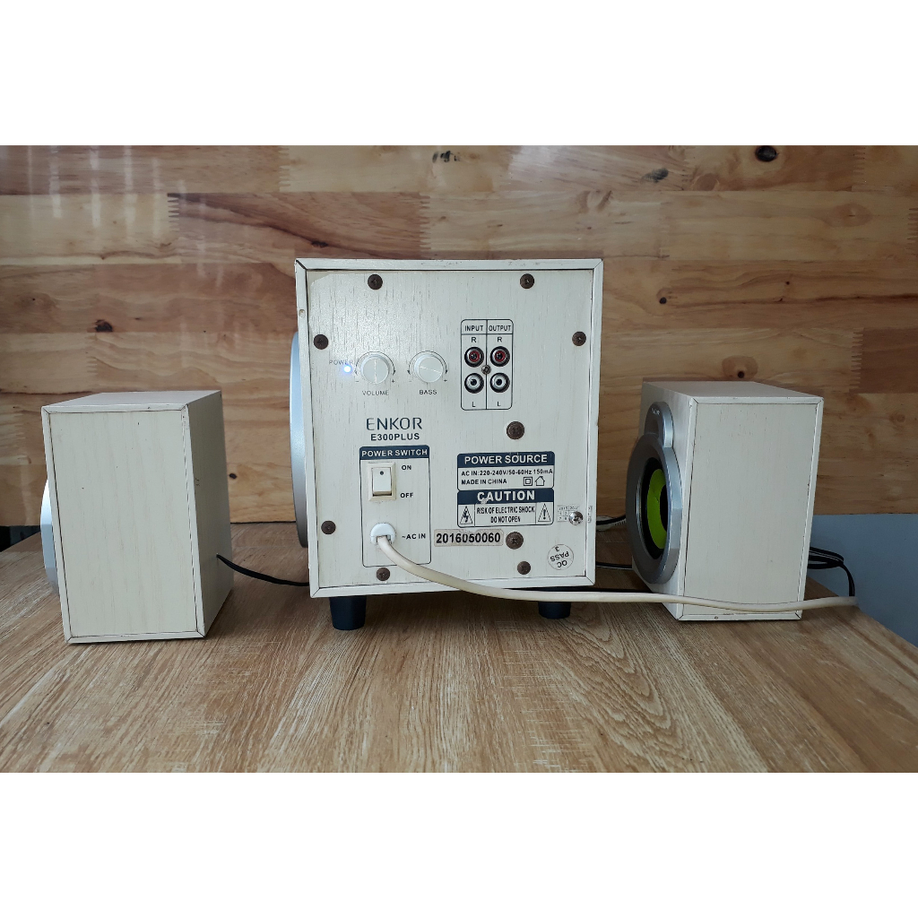 Loa vi tính ENKOR E300PLUS 2.1  Công suất 20W màu trắng trang nhã