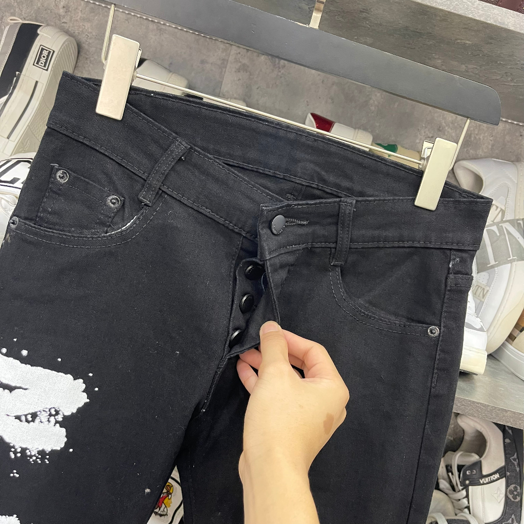 Quần jean bò nam Dsq2 đen trơn in sơn chữ ICON trắng dọc viền đùi 4 cúc boy phố đơn giản QJ282P