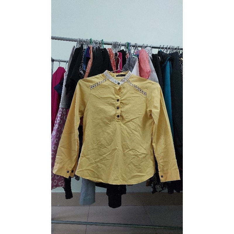 Áo sơ mi nữ màu vàng ngực 88-90cm.