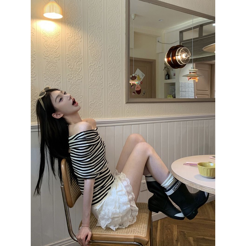 Áo thun tay ngắn hở vai hoạ tiết kẻ sọc hè 2023