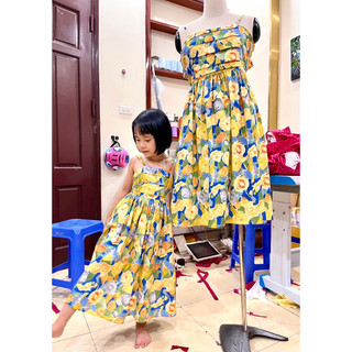 Váy hoa vàng mẹ bé