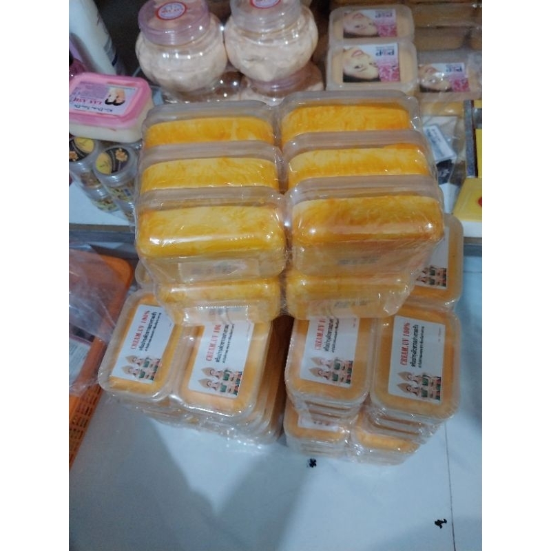 Kem UV cô gái thái rỉ nước vàng