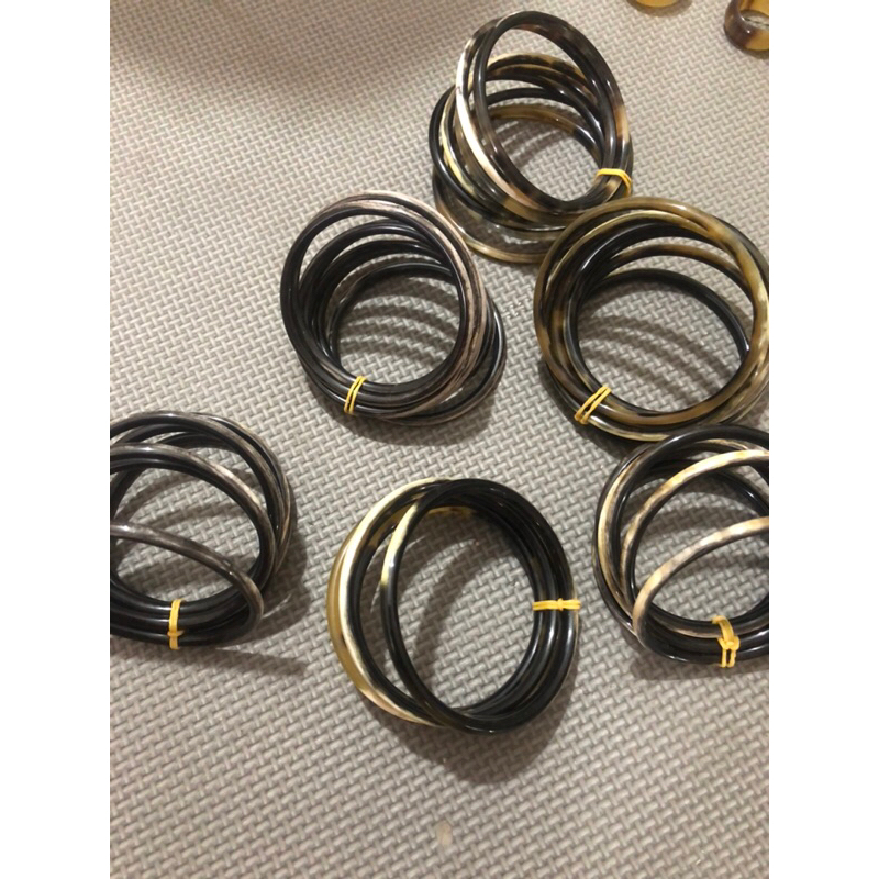 1 chiếc vòng bằng sừng  đeo tay kích thước 5ly vanh 51-62.Phù hợp cho trẻ nhỏ và người lớn