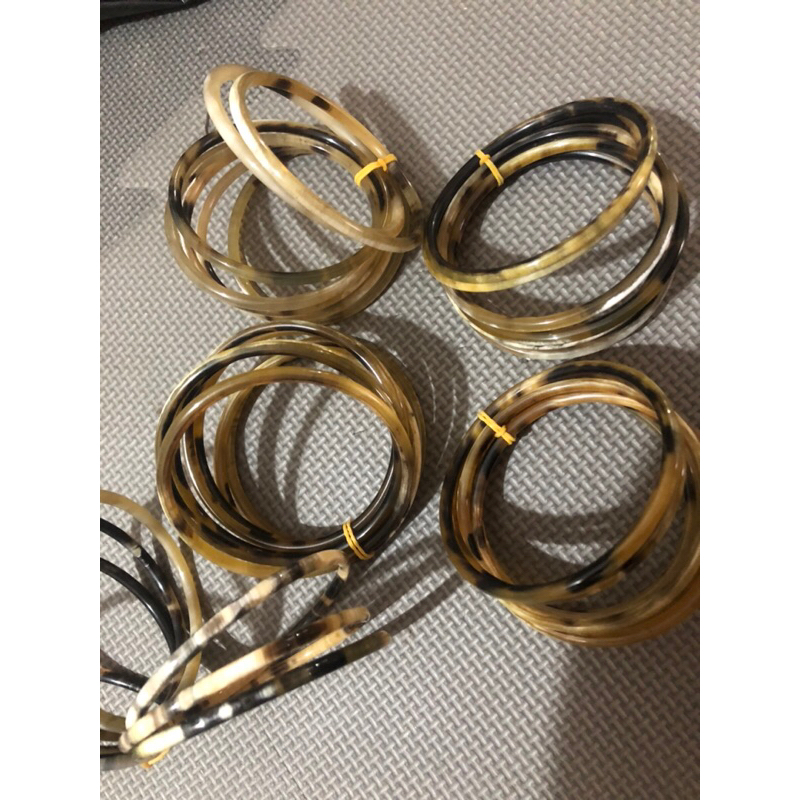 1 chiếc vòng bằng sừng  đeo tay kích thước 5ly vanh 51-62.Phù hợp cho trẻ nhỏ và người lớn