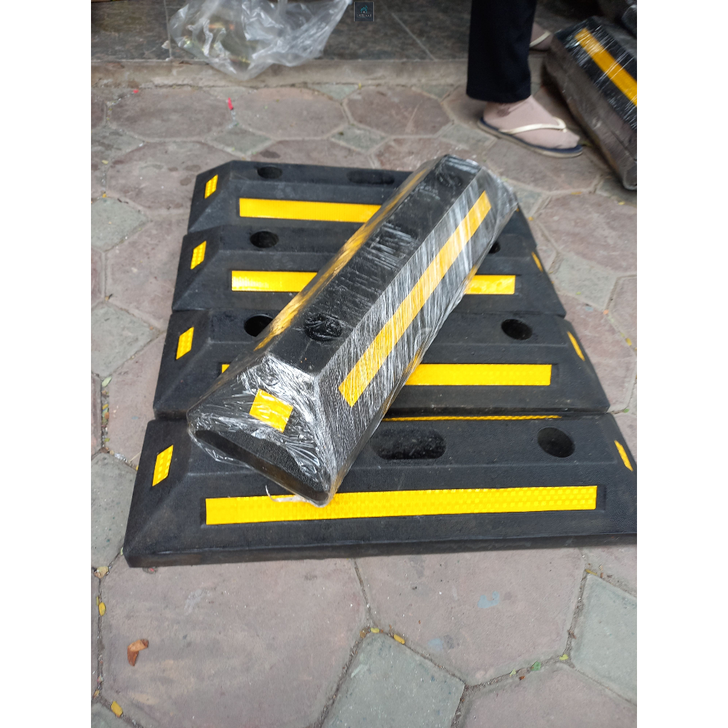 Chặn lùi sau xe 550x155x90mm. Chặn bánh xe kích thước dài 550mm x rộng 155mm x cao 90mm + Phụ kiện lắp đặt