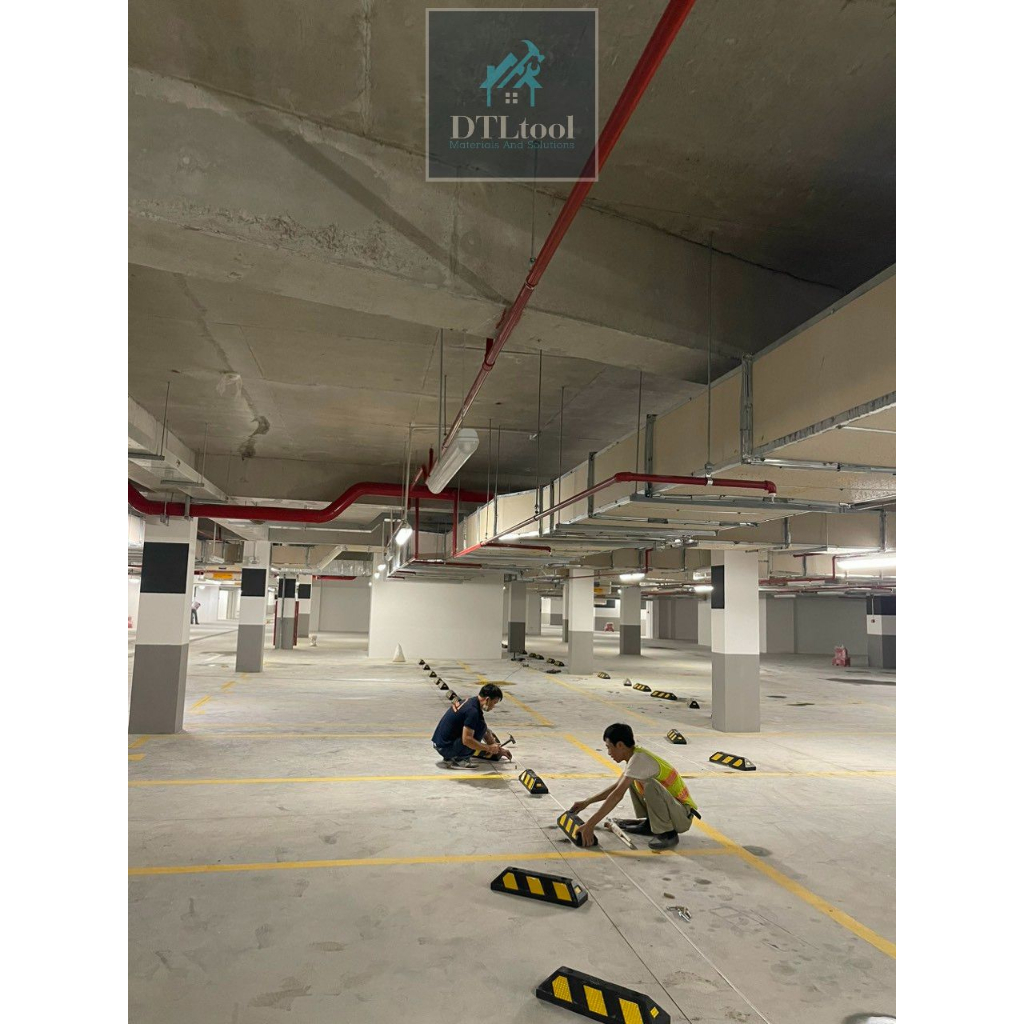 Chặn bánh xe. Chặn lùi cao su. Kích thước dài 550mm x rộng 150mm x cao 110mm + Phụ kiện lắp đặt