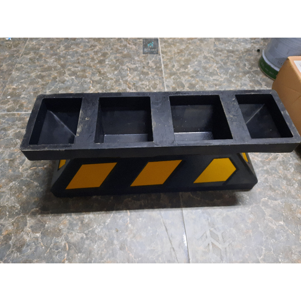 Chặn bánh xe. Chặn lùi cao su. Kích thước dài 550mm x rộng 150mm x cao 110mm + Phụ kiện lắp đặt