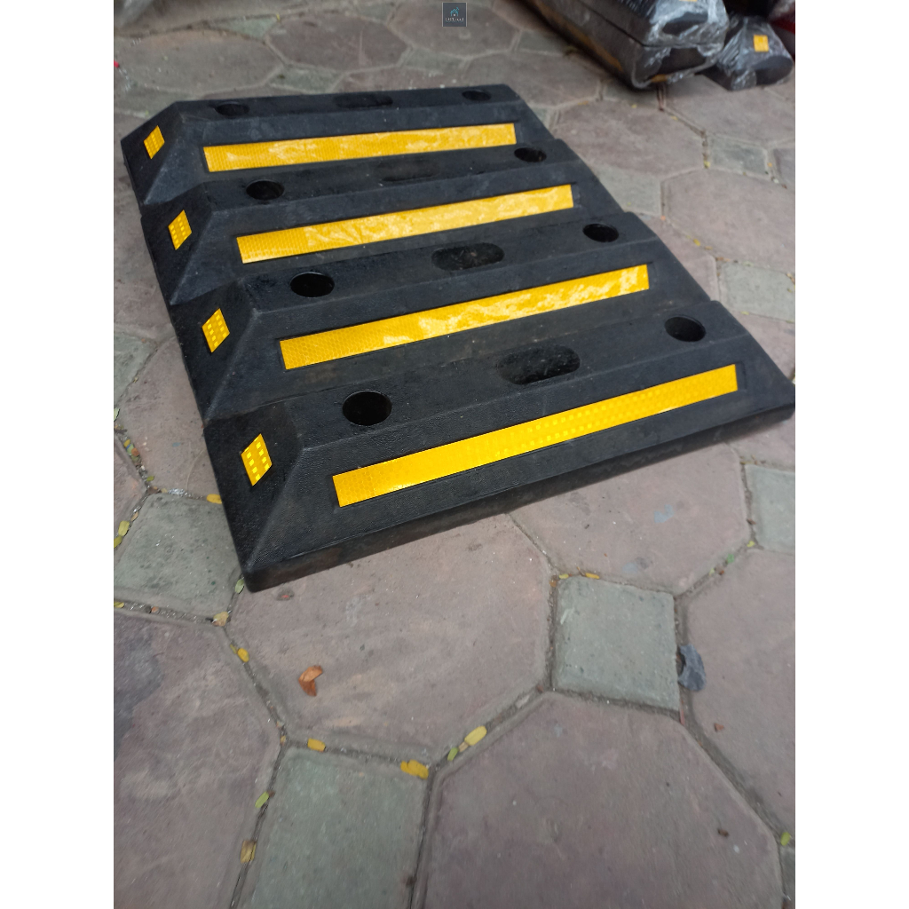Chặn lùi sau xe 550x155x90mm. Chặn bánh xe kích thước dài 550mm x rộng 155mm x cao 90mm + Phụ kiện lắp đặt