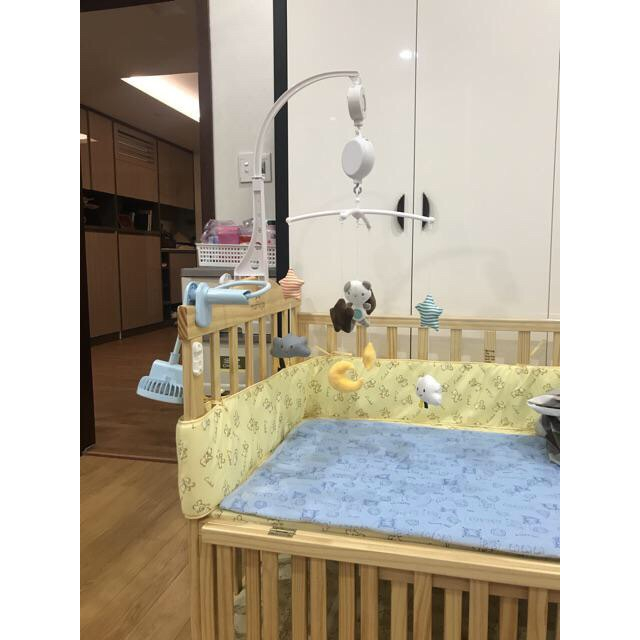 Đồ chơi treo nôi cũi tự xoay 360 độ phát nhạc ru ngủ cho bé