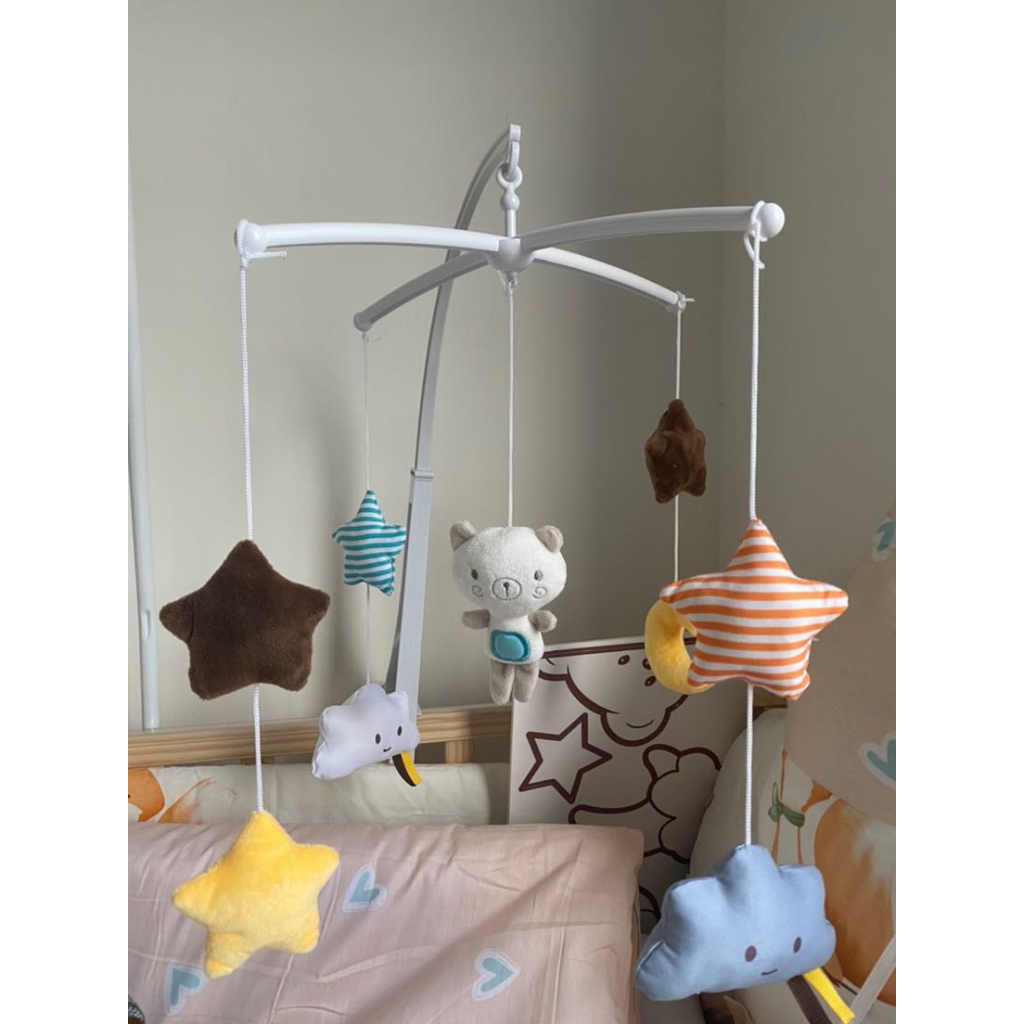 Đồ chơi treo nôi cũi tự xoay 360 độ phát nhạc ru ngủ cho bé