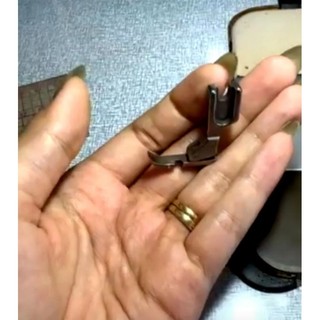 Chân vịt 1 giò dùng để tra dây kéo sử dụng cho máy may công nghiệp