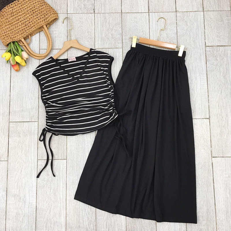 Set áo thun sọc dây rút kèm chân váy  xoè đen