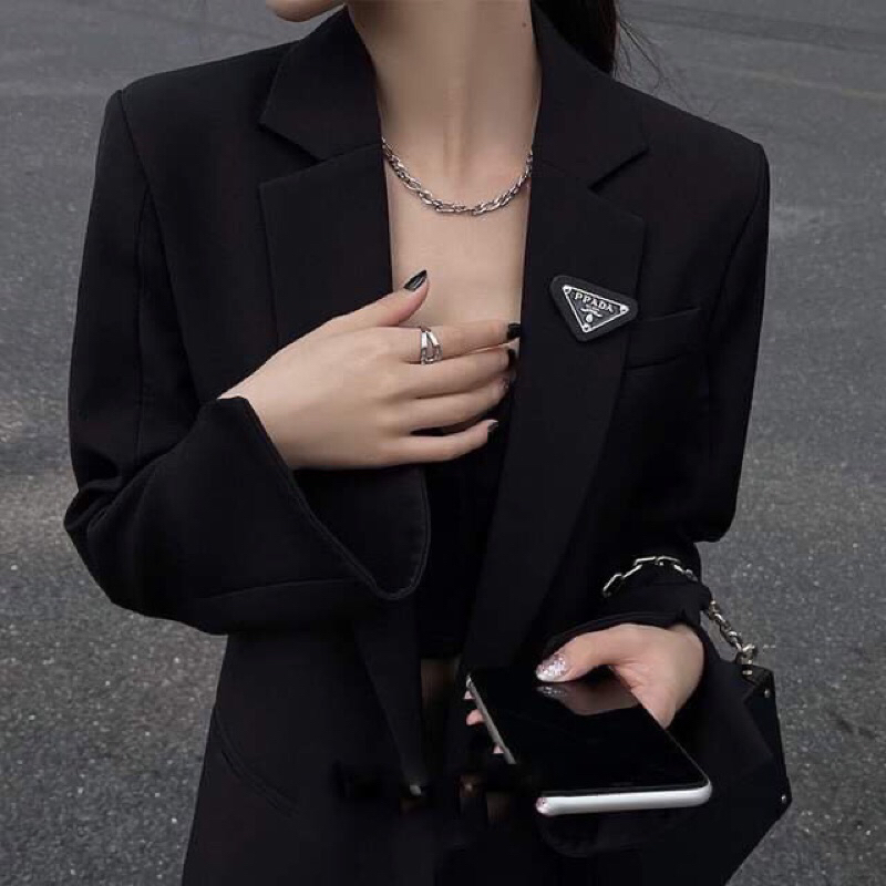 Ghim Cài Áo Tam Giác Đen Prada Thời Trang Sành Điệu