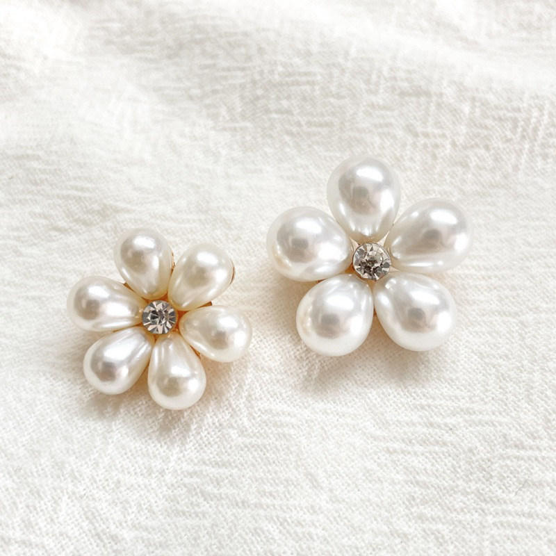 1 Cúc,khuy,nút ngọc trắng nhuỵ đá  Cỡ 1.9cm và 2.2cm