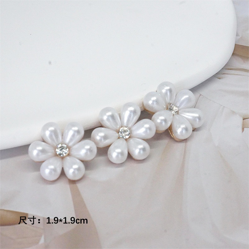 1 Cúc,khuy,nút ngọc trắng nhuỵ đá  Cỡ 1.9cm và 2.2cm