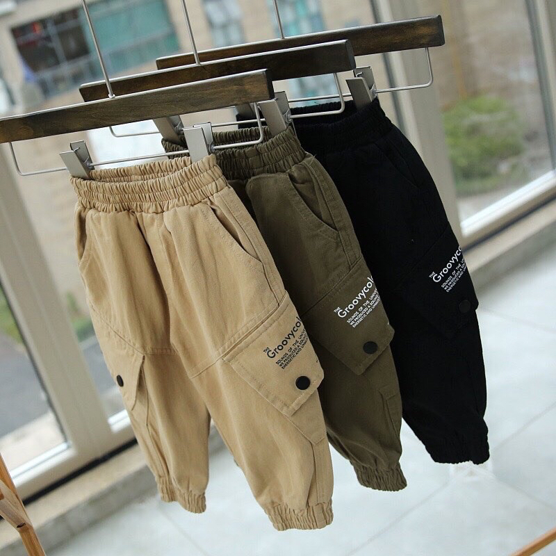 Quần Kaki bé trai bo chun chân in chữ