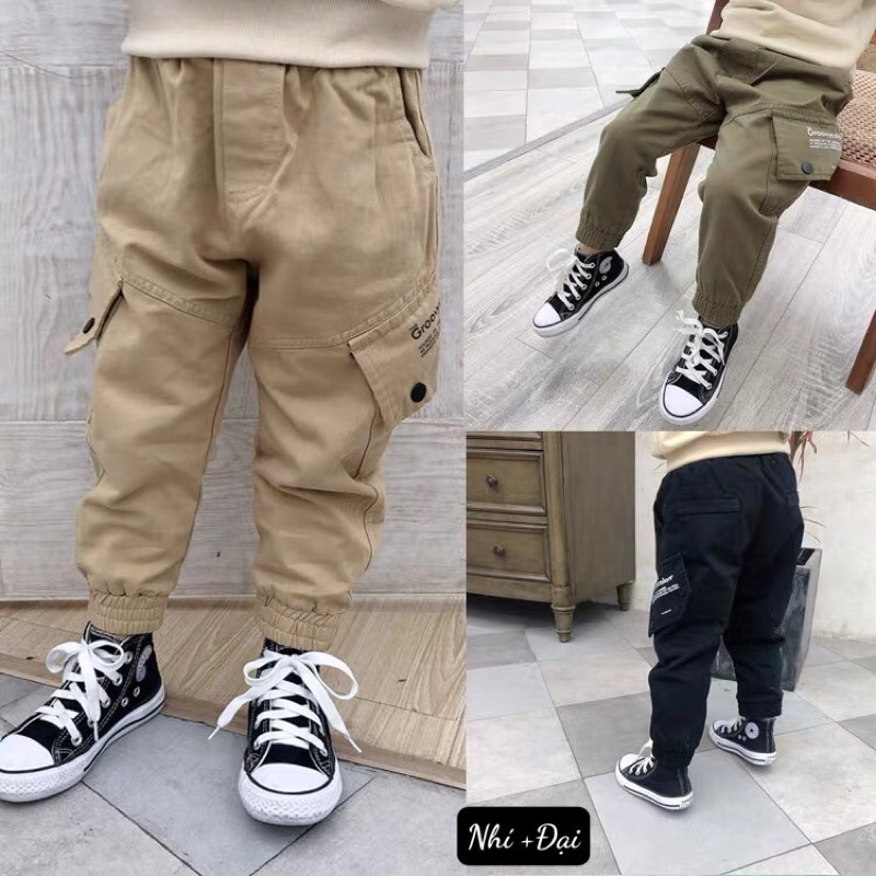 Quần Kaki bé trai bo chun chân in chữ