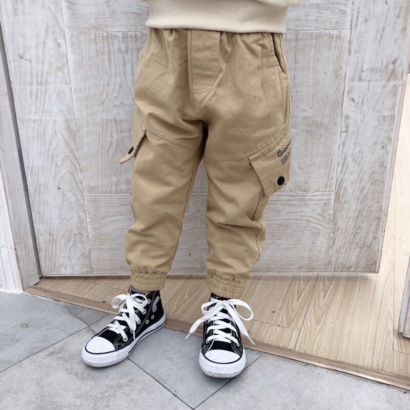 Quần Kaki bé trai bo chun chân in chữ