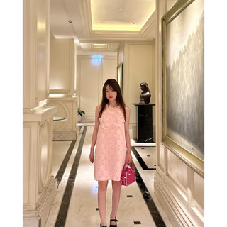 Joie Dress- Váy xinh form xuông cổ yếm hoa nơ hoạ tiết lông vũ in hình gấu dập nổi