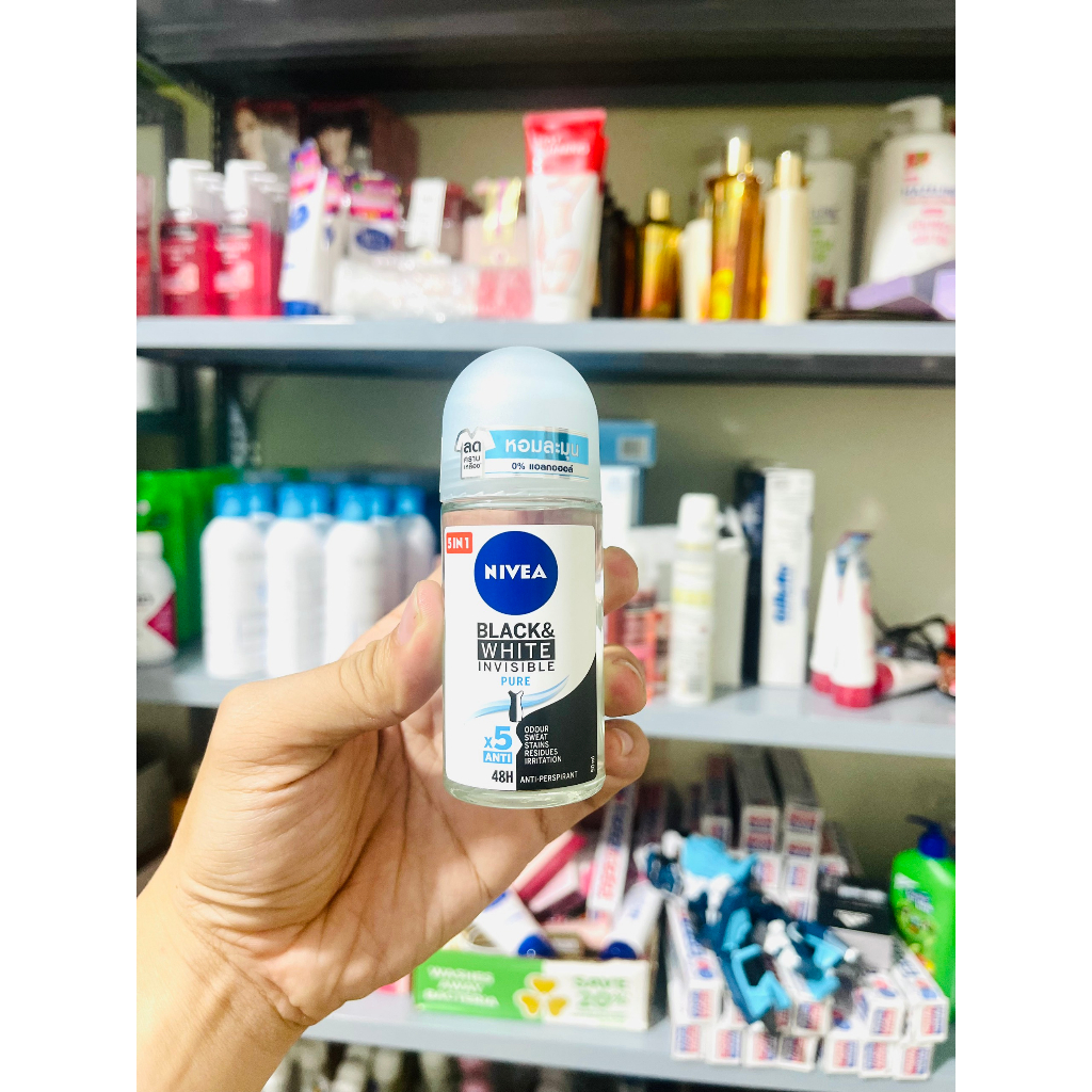 Bộ Đôi Xịt Ngăn Mùi Cho Nữ NIVEA Black and White Ngăn Vệt Ố Vàng Vượt Trội 5in1 +Lăn Ngăn Mùi NIVEA Black and Whi
