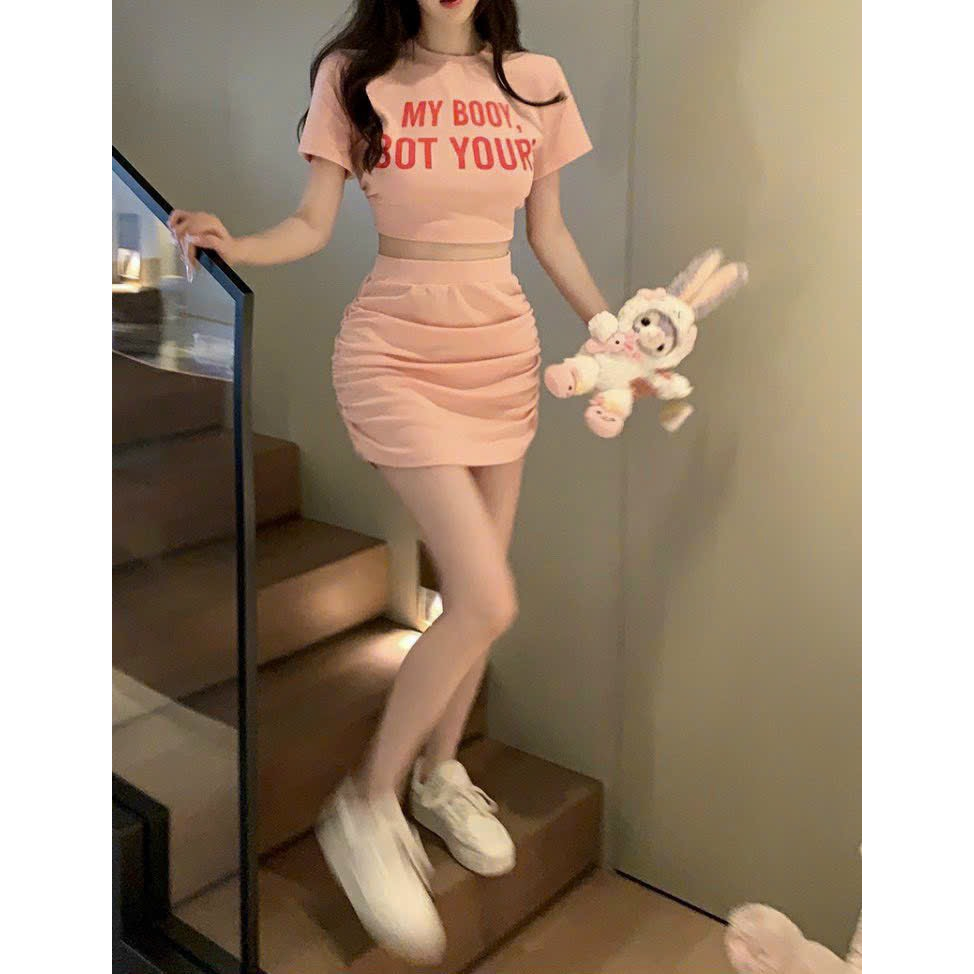 Set váy thời trang nữ, áo croptop thắt dây nơ lưng chữ in kết hợp chân váy body rút eo siêu dễ thương, mặc đi chơi xinh