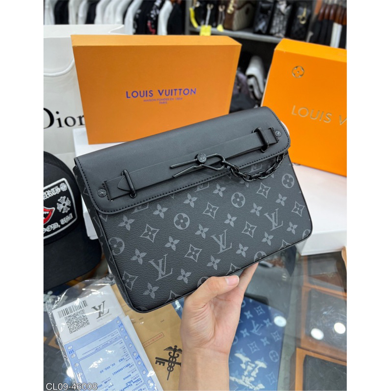 Clutch nam hoạ tiết vân Lv có khoá chốt kiểu mới ,sang trọng lịch sự.New