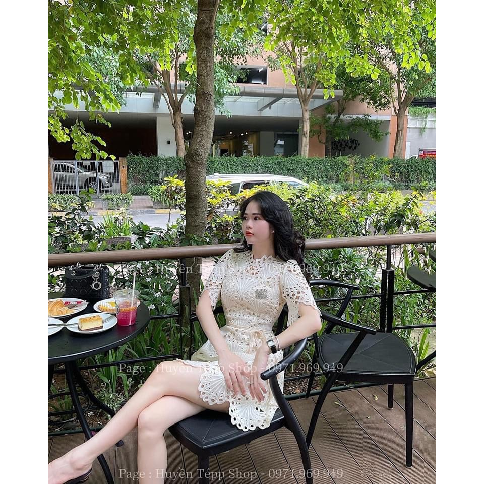Đầm ren hoa Huyền tép cưng quá nè Form lên dáng cực xuất sắc.Mà thề luôn! gọn dáng cực kì các tình yêu ạ ❤️KÍn đáo thanh