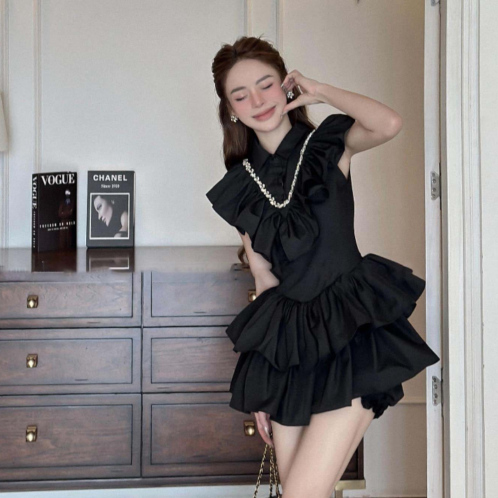 Đầm  𝐃𝐎𝐍𝐀 𝐃𝐑𝐄𝐒𝐒 bèo xếp tầng đính đá - TKCC Ashley