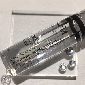 Son bóng NYX Butter Gloss trong veo cho đôi môi căng tràn thu hút