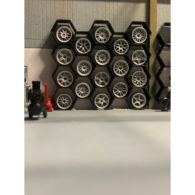 Mô hình 1/64 kệ trưng bày mâm xe ô tô 1:64