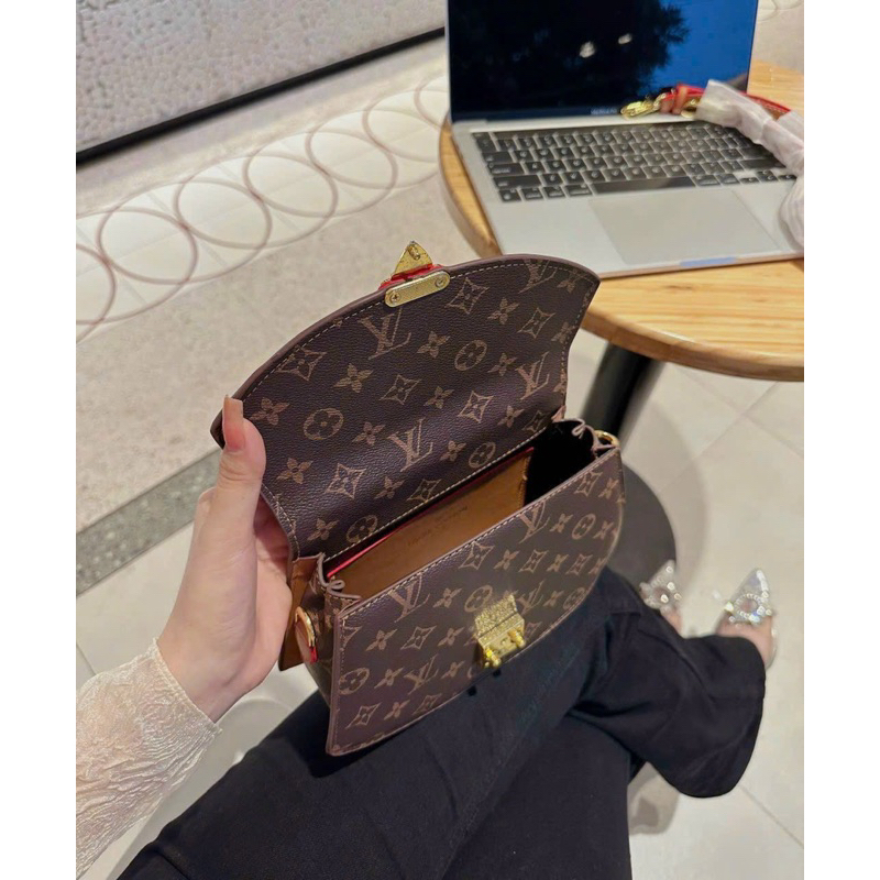 Túi L.V quai xách khoá bóp