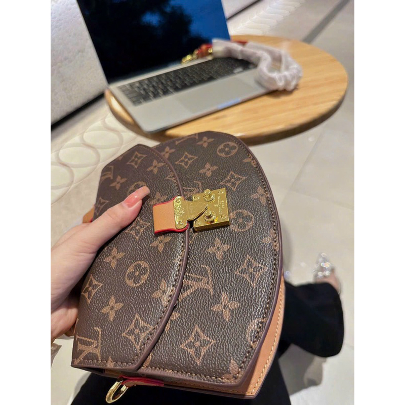 Túi L.V quai xách khoá bóp