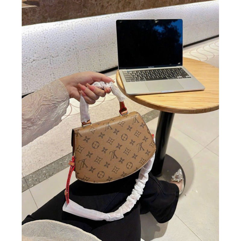 Túi L.V quai xách khoá bóp