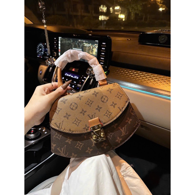 Túi L.V quai xách khoá bóp