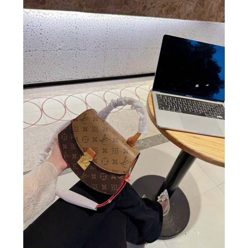 Túi L.V quai xách khoá bóp