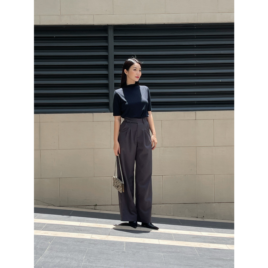 Áo thun nữ cổ lọ form tay lửng, là min - HALF SLEEVE TURTLE NECK TOP