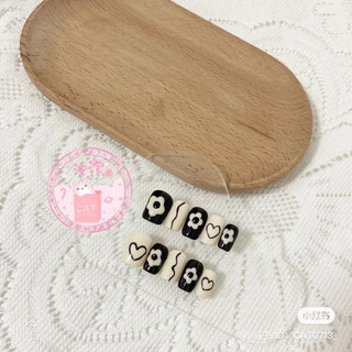 Nailbox thiết kế hoạ tiết hoa đen trắng xinh xắn