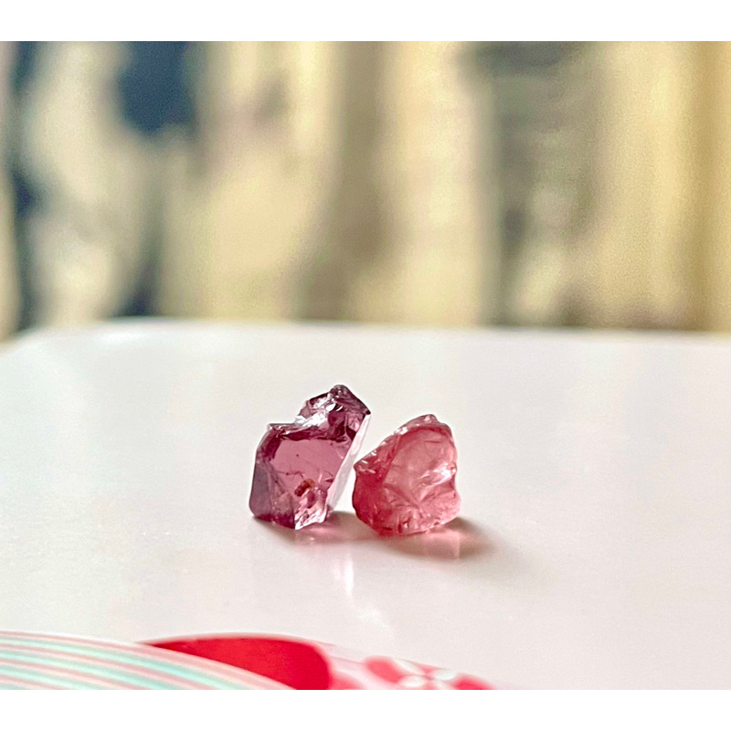 Spinel thô tím hồng