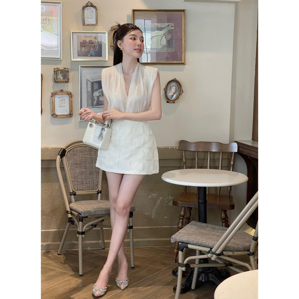 Set Áo Tơ Nhũ Cổ V Tay Cánh Tiên Và Chân Váy Ren Lỗ