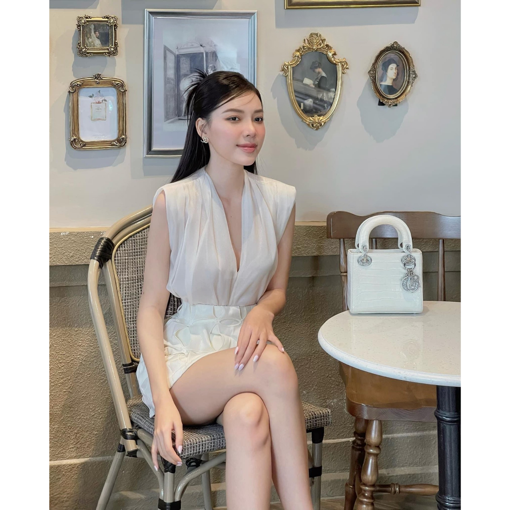 Set Áo Tơ Nhũ Cổ V Tay Cánh Tiên Và Chân Váy Ren Lỗ