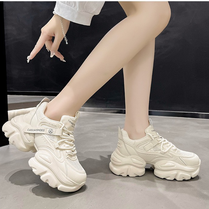 Giày thể thao nữ đế khoét eo