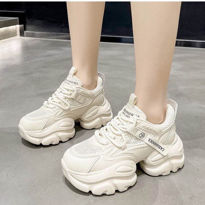 Giày thể thao nữ đế khoét eo