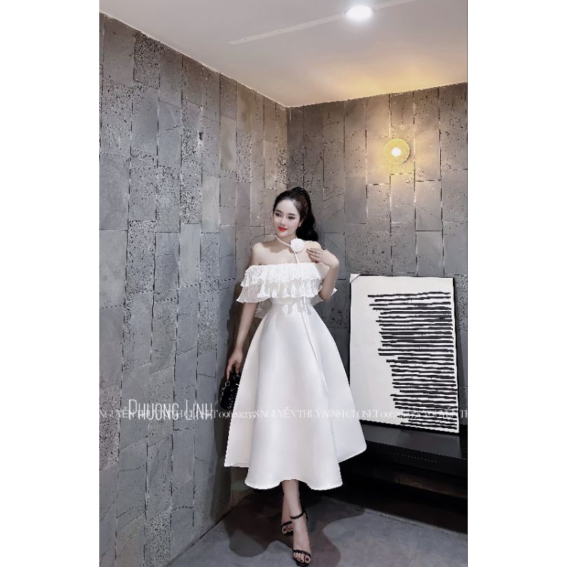 Đầm bèo trễ vai xoè dáng dài kèm hoa cổ bánh bèo
