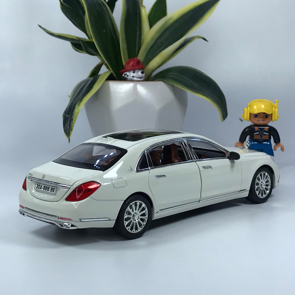 Mô hình xe Mercedes E300 tỷ lệ 1:24 bằng kim loại hãng Chezhi Tặng biển số VIP