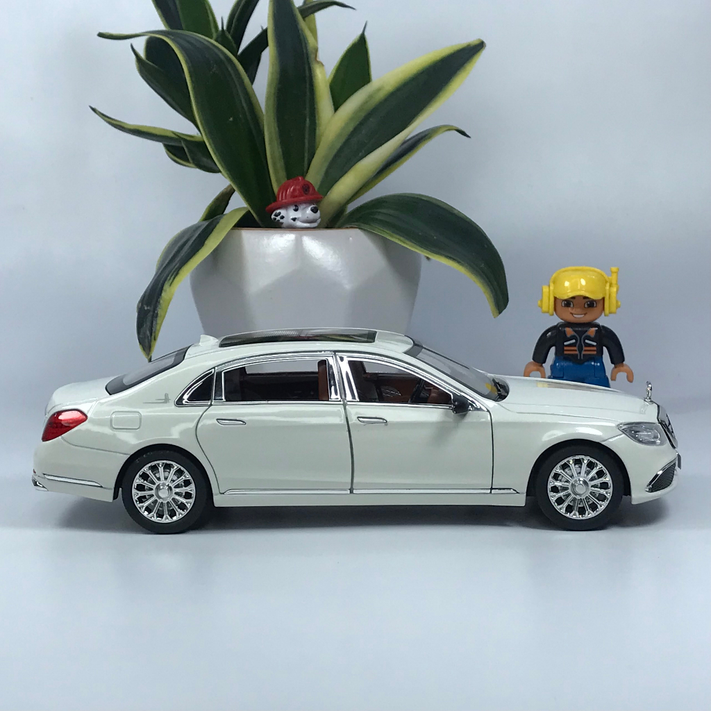 Mô hình xe Mercedes E300 tỷ lệ 1:24 bằng kim loại hãng Chezhi Tặng biển số VIP